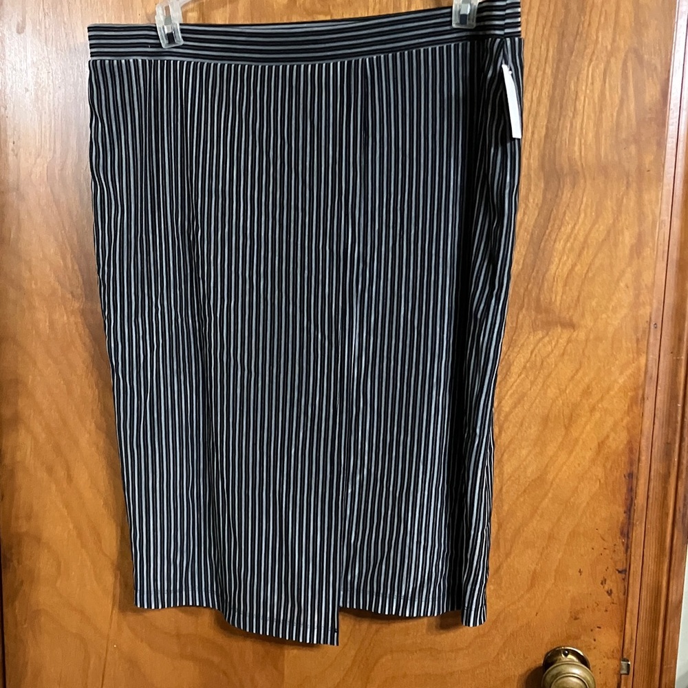 Attention Black and White Striped lined wrap pool on skirt size 2X